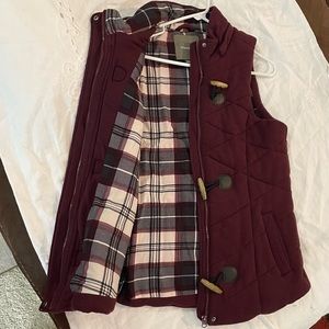 Burgundy vest SZ. XS Maurice’s